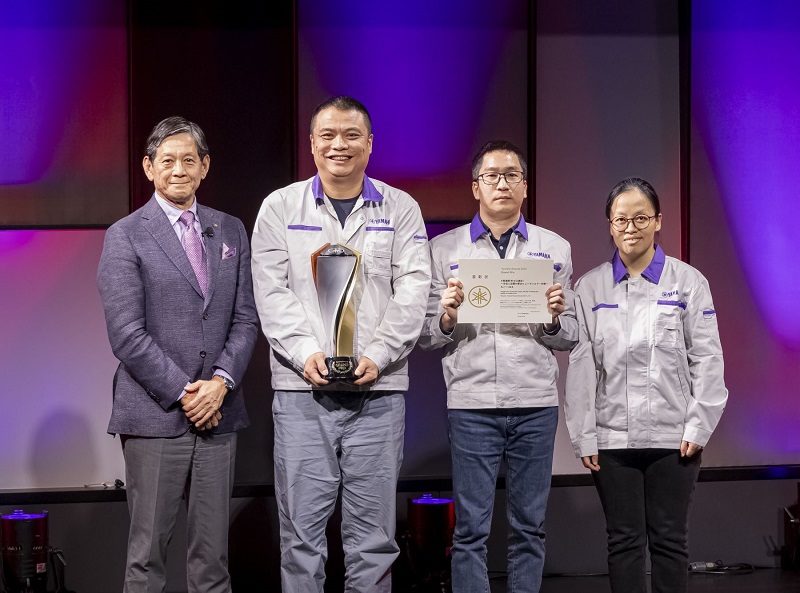 「Yamaha Awards 2023」のグランプリは、Process Innovation Awardを受賞した中国・蕭山ヤマハ楽器チームに贈られた。代表者が中田社長（写真左端）と記念撮影
