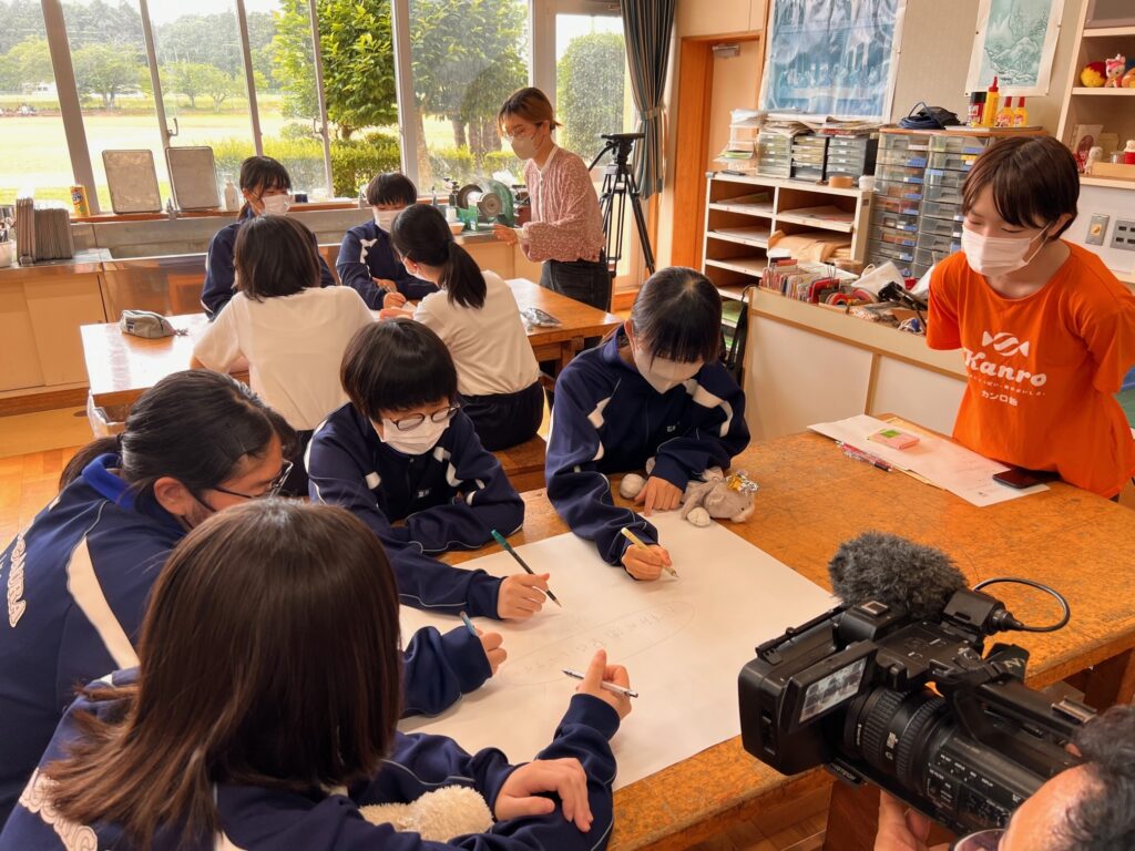 市内の霞ヶ浦中学校、下稲吉中学校、千代田義務教育学校の３校の美術部の中学生が商品ラベルを製作