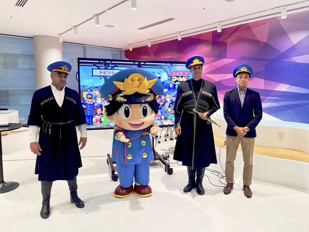 左からダビド博士、桃太郎、レシャバ駐日大使、曽我氏（C）さくまあきら　（C）Konami Digital Entertainment
