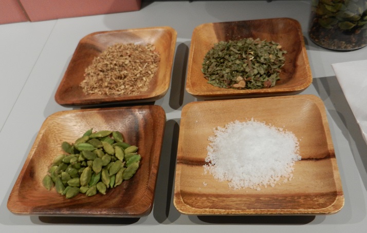 ショウガのほかの主要原材料（左上から時計回り）甘草、柿の葉、ひんぎゃの水塩、カルダモン