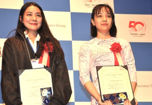 特別賞を受賞したホアン・マイ・チャンさん（左）とヴォー・ティ・ミー・リンさん