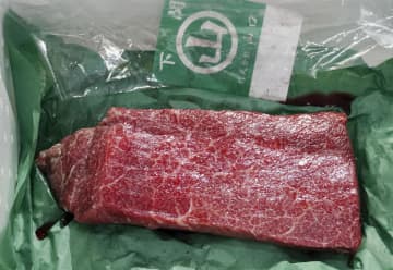 クジラ生肉、1キロ最高80万円 下関、引退の「日新丸」が荷揚げ　画像１