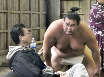 横綱照ノ富士が九州場所休場 3場所連続、腰痛回復せず　画像１