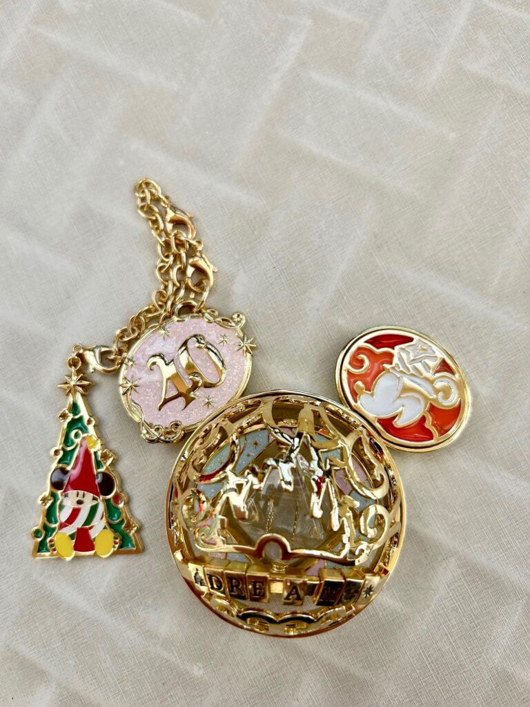 【ディスニーランド】ミッキーマウスとその仲間たちとクリスマスを楽しむ！　ファンタジックで華やかなパレードは必見　画像７