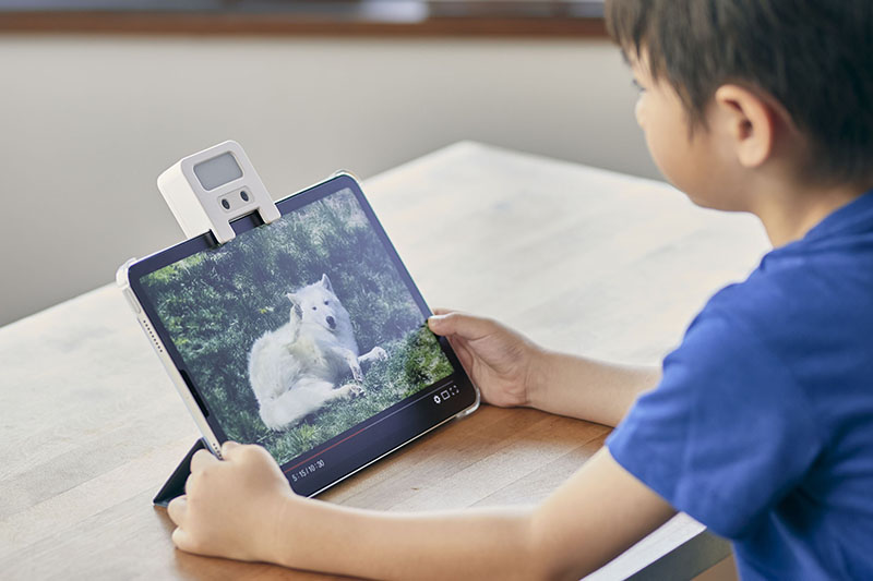 キングジムから近視対策ライト「めまもりん」　子どものタブレット近接視聴を警告　画像１