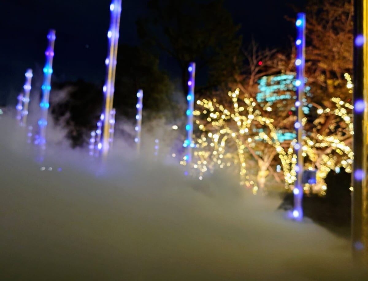 【六本木・東京ミッドタウン】雲海のようなイルミが幻想的な「MIDTOWN CHRISTMAS 2023」＆COACHとコラボしたアイスリンクも登場！　画像２２