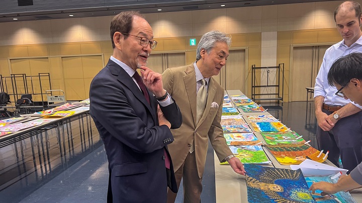 絵画作品を真剣に見つめる審査員の奈良国立博物館長の井上洋一さん（左）と日本画家の千住博さん