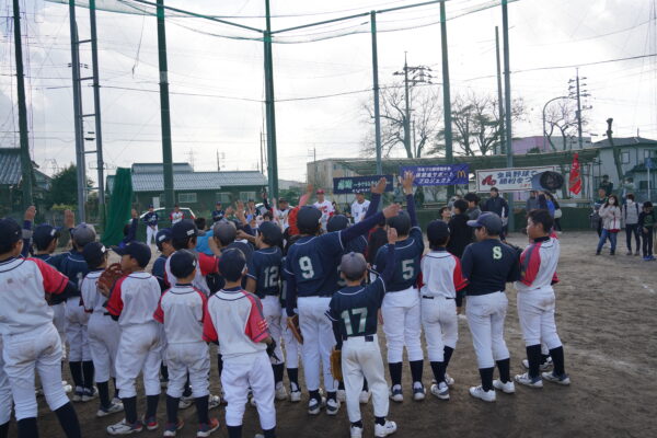 松川選手（ロッテ）が「野球を好きになった人？」と聞くと、多くの子どもたちが手を挙げた