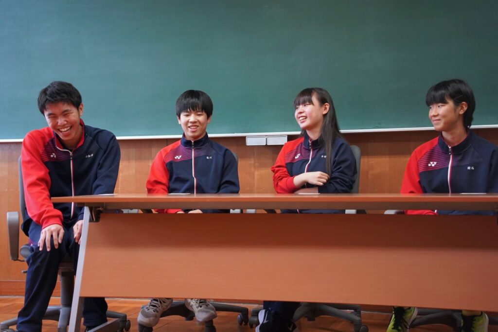 1年1組の（左から）小知井壱颯君、藤川颯大君、平野心菜さん、對馬聡美さん　