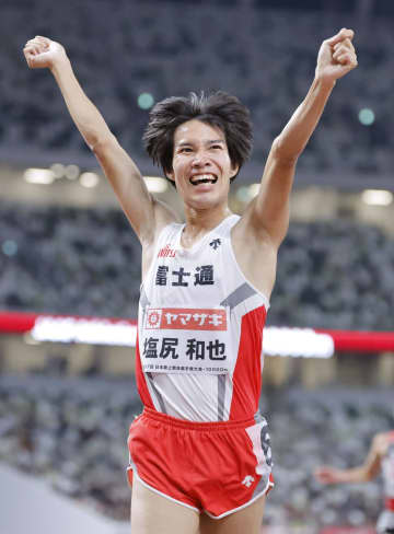 塩尻和也、日本新記録で初優勝 陸上日本選手権1万メートル　画像１