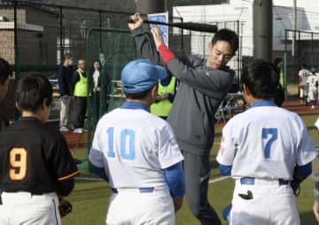 広島・秋山、地元で野球教室 右膝手術後初の打撃披露　画像１