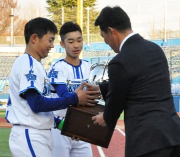日本代表井端監督、長男に優勝杯 NPBジュニアトーナメント　画像１