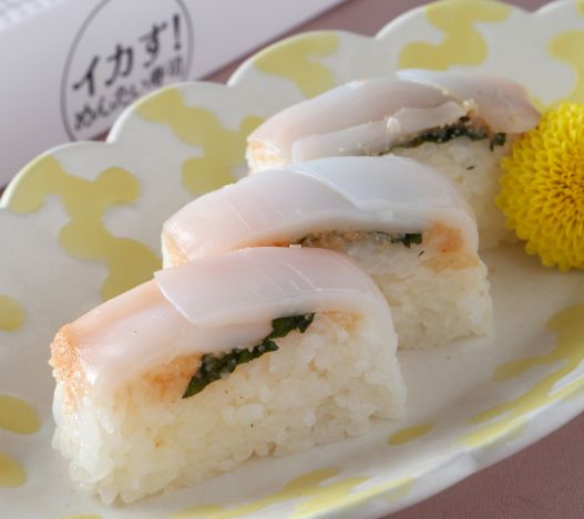 業界初、ありそうでなかった新たな博多名物　「イカ×めんたいこ」の押しずし、ふくや直営店で先行販売　画像１