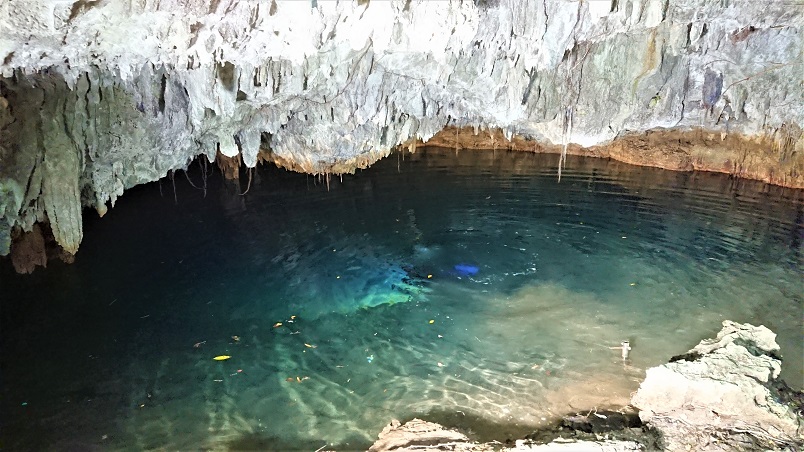 神秘的な湾屋洞穴の「ウンブキ」