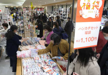 大阪で百貨店の初売り盛況 福袋求め2500人ずらり　画像１