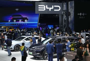中国BYD、EV販売7割増 23年、テスラ追い抜きは困難か　画像１
