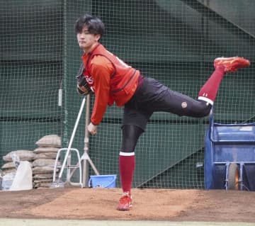 楽天・古謝、初ブルペンで17球 ドラフト1位新人が自主トレ　画像１