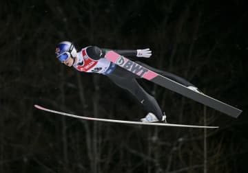 小林陵侑、逆転で今季初勝利 ジャンプ男子W杯第13戦　画像１