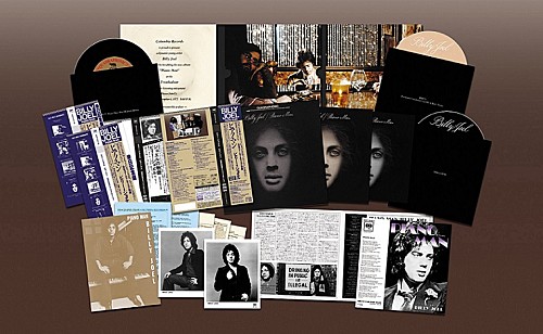 ビリー・ジョエル、日本独自企画の豪華3枚組『ピアノ・マン』50周年記念DX盤発売　画像１