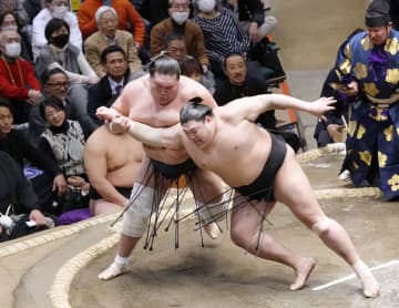 横綱照ノ富士、辛くも連敗を回避 霧島と豊昇龍、琴ノ若が3連勝　画像１