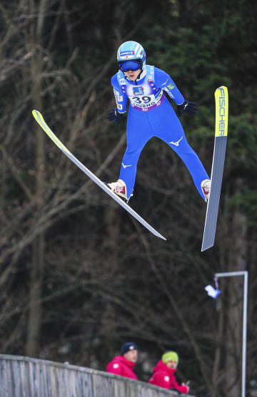 伊藤4位、高梨8位 W杯ジャンプ女子第12戦　画像１