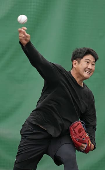 巨人・菅野、投球練習で手応え 宮崎で合同自主練習を開始　画像１