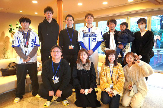 「せたがやハウス」の利用者と記念写真を撮影する横浜DeNAの伊藤光選手（後列中央）