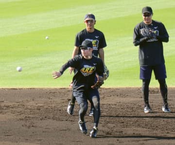 阪神、沖縄で自主トレ開始 中野は軽快にノック　画像１