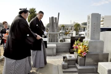 新大関琴ノ若、祖父の墓前に報告 横綱へ、世代交代担い手に　画像１