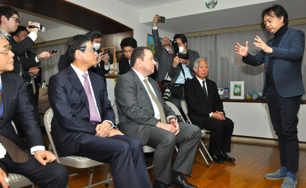 オデッサ歌劇場の状況を説明する同歌劇場首席客演指揮者の吉田裕史さん（右）。右から2人目は日本・ウクライナ友好議員連盟会長の森英介衆院議員  