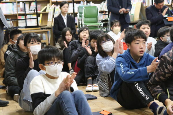 クラスメートの発表を聞く小倉小学校の6年生