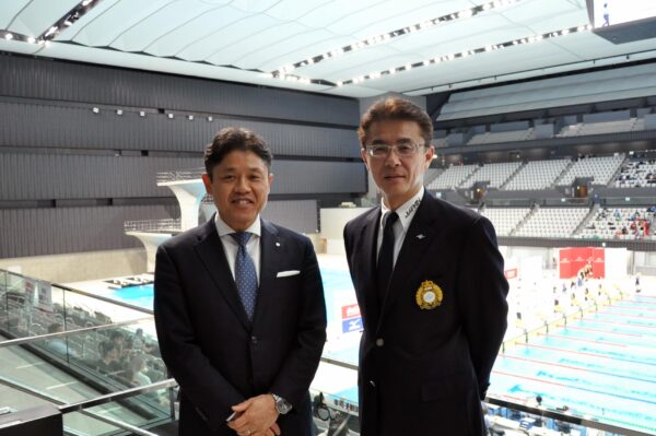 コナミスポーツの室田健志社長（左）と東京都水泳協会の内田孝太郎専務理事