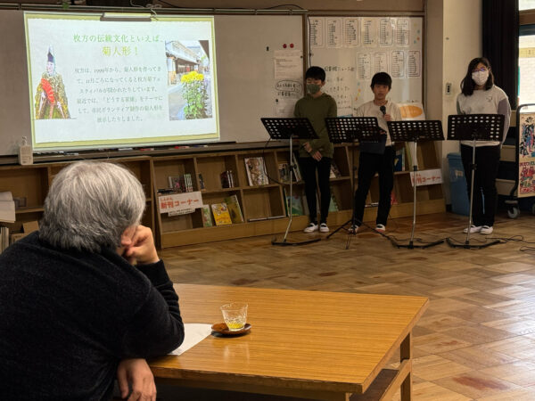 枚方市の伝統文化、菊人形について紹介する小倉小学校の6年生