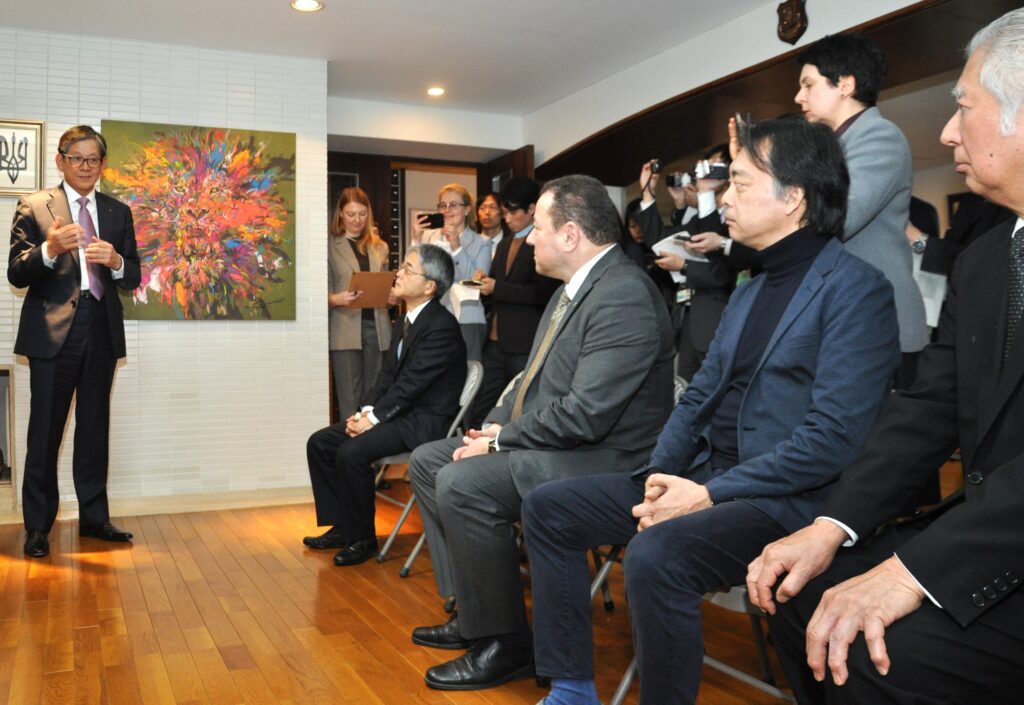 贈呈式であいさつするヤマハの中田卓也社長（左）