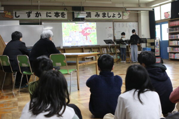 桃鉄制作者らの前でプレゼンを行う枚方市小倉小学校の6年生
