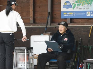 77歳尾崎将が元気な姿 ゴルフ指導に強い意欲　画像１