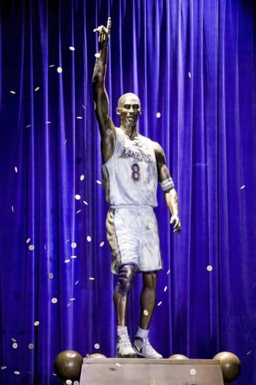 ブライアントさんの銅像披露 元NBAレーカーズ名選手　画像１