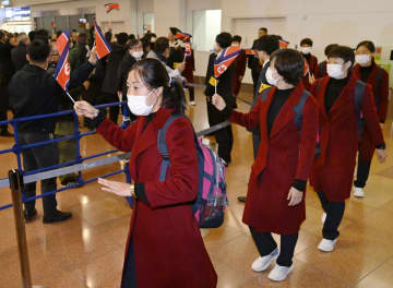 サッカー北朝鮮女子が来日 羽田空港で出迎え「万歳」　画像１