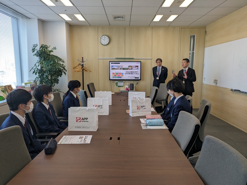 APPジャパンのSDGs取り組みを学ぶ　社長らが中学生5人に説明　画像１