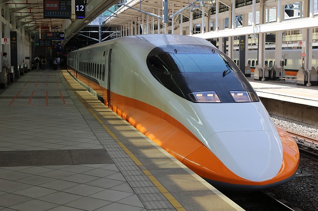 台湾の高速鉄道。日本の新幹線の700系がモデル。車両のアクセントカラーはオレンジ