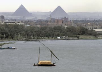 エジプト通貨、3割超下落 過去最安値、相場管理転換　画像１