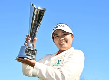 鈴木愛、完全Vで19勝目 明治安田女子ゴルフ　画像１