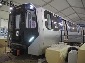 日立、新車両の実物大模型公開 ワシントン地下鉄、27年運転　画像１