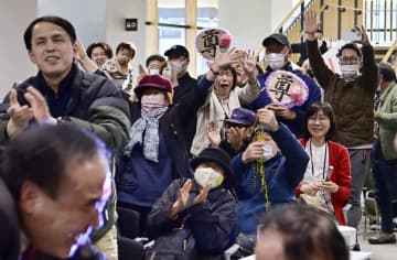 尊富士の快挙に地元沸く 感激の大歓声、祖父母は涙　画像１