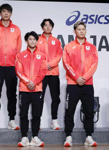五輪ウエア、日の出イメージの赤 日本選手団、パラも同一デザイン　画像１