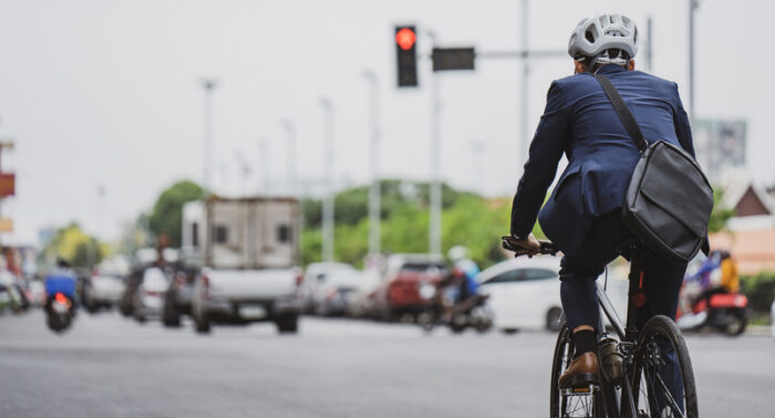 ヘルメット着用率は3割に満たず　共栄火災が「自転車の利用実態と安全運転に関する意識調査」 Salary workers are cycling in the city to work at rush hour.
